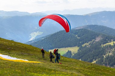 Kronplatz 'ın (Plan de Corones) arka planda dağ aralığı ile güzel bir manzarası, İtalya