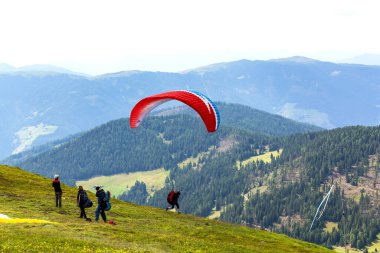 Kronplatz 'ın (Plan de Corones) arka planda dağ aralığı ile güzel bir manzarası, İtalya