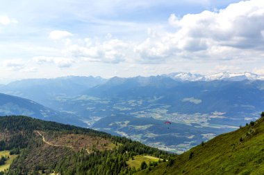 Kronplatz 'ın (Plan de Corones) arka planda dağ aralığı ile güzel bir manzarası, İtalya