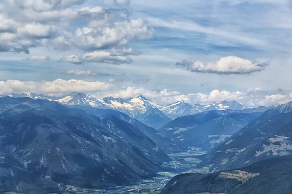 Brunico 'yu Plan de Corones, Kronplatz' a bağlayan teleferiğin görüntüsü