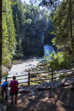 CAMPO TÜRES, ITALY 2019, 23 Temmuz: San Francesco patikası ve İtalya 'nın Güney Tyrol kentindeki Riva şelaleleri