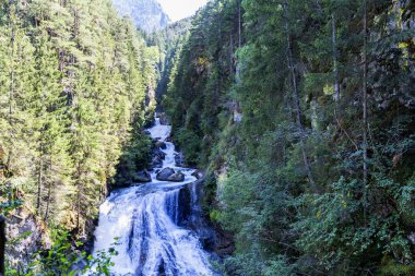 Güney Tyrol, İtalya 'daki San Francesco yolu ve Riva şelaleleri.