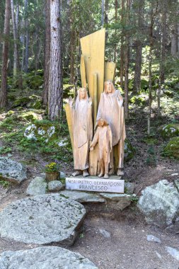 Güney Tyrol, İtalya 'daki San Francesco yolu ve Riva şelaleleri.
