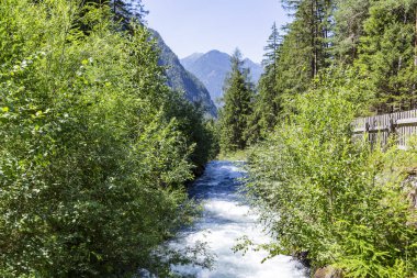 Güney Tyrol, İtalya 'daki San Francesco yolu ve Riva şelaleleri.