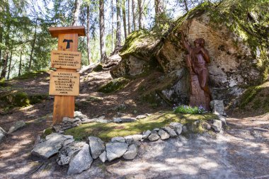Güney Tyrol, İtalya 'daki San Francesco yolu ve Riva şelaleleri.