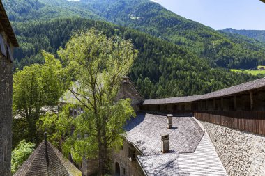 Campo Tures 'teki Taufers Kalesi. Valle Aurina Brunico yakınlarında, Güney Tyrol, İtalya