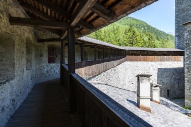 Campo Tures 'teki Taufers Kalesi. Valle Aurina Brunico yakınlarında, Güney Tyrol, İtalya