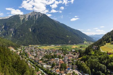 Campo Tures 'teki Taufers Kalesi. Valle Aurina Brunico yakınlarında, Güney Tyrol, İtalya
