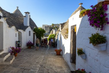 ALBEROBELLO, İtalya: 7 Ağustos 2021: Turistler, Trulli 'si ile ünlü Alberobello kasabasını ziyaret ettiler 