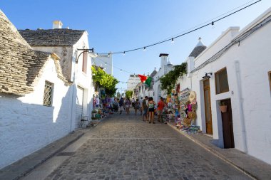 ALBEROBELLO, İtalya: 7 Ağustos 2021: Turistler, Trulli 'si ile ünlü Alberobello kasabasını ziyaret ettiler 