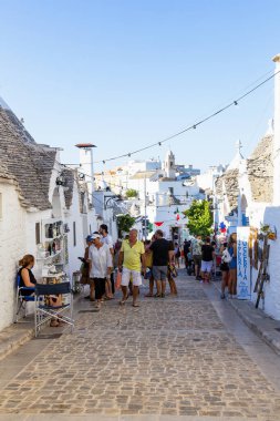 ALBEROBELLO, İtalya: 7 Ağustos 2021: Turistler, Trulli 'si ile ünlü Alberobello kasabasını ziyaret ettiler 