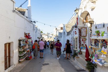 ALBEROBELLO, İtalya: 7 Ağustos 2021: Turistler, Trulli 'si ile ünlü Alberobello kasabasını ziyaret ettiler 