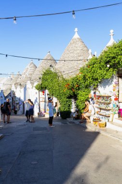 ALBEROBELLO, İtalya: 7 Ağustos 2021: Turistler, Trulli 'si ile ünlü Alberobello kasabasını ziyaret ettiler 