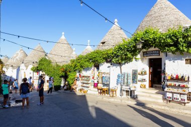 ALBEROBELLO, İtalya: 7 Ağustos 2021: Turistler, Trulli 'si ile ünlü Alberobello kasabasını ziyaret ettiler 