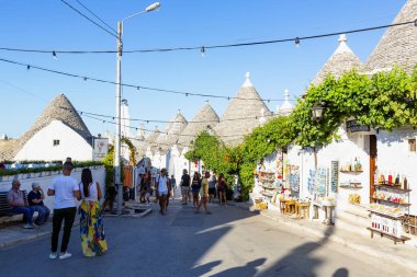 ALBEROBELLO, İtalya: 7 Ağustos 2021: Turistler, Trulli 'si ile ünlü Alberobello kasabasını ziyaret ettiler 
