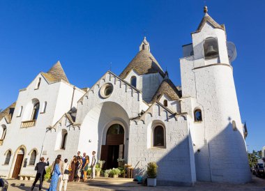 ALBEROBELLO, İtalya: 7 Ağustos 2021: Turistler, Trulli 'si ile ünlü Alberobello kasabasını ziyaret ettiler 