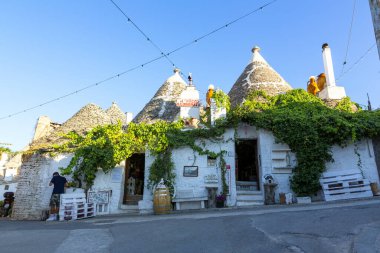 ALBEROBELLO, İtalya: 7 Ağustos 2021: Turistler, Trulli 'si ile ünlü Alberobello kasabasını ziyaret ettiler 