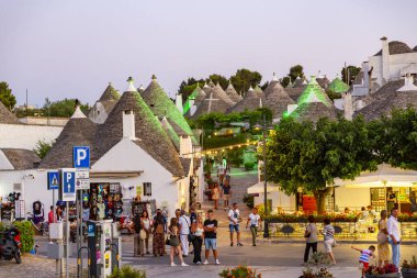 ALBEROBELLO, İtalya: 7 Ağustos 2021: Turistler, Trulli 'si ile ünlü Alberobello kasabasını ziyaret ettiler 