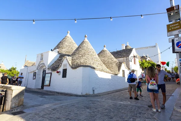 Alberobello Italia 2021 Agosto Los Turistas Visitan Ciudad Alberobello Famosa — Foto de Stock