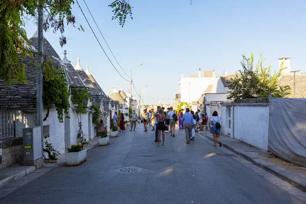 Alberobello Itália 2021 Agosto Turistas Visitam Cidade Alberobello Famosa Por — Fotografia de Stock