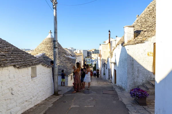 Alberobello Italia 2021 Agosto Los Turistas Visitan Ciudad Alberobello Famosa — Foto de Stock