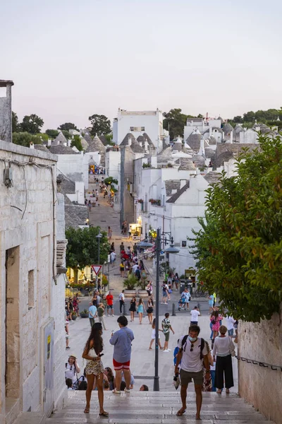 Alberobello Itália 2021 Agosto Turistas Visitam Cidade Alberobello Famosa Por — Fotografia de Stock