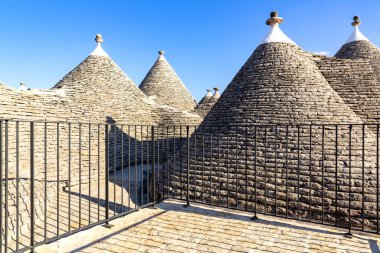 Alberobello, Puglia, İtalya. Trulli kentsel manzarası, bu bölgenin orijinal ve antik evleri