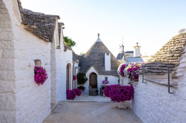 Alberobello, Puglia, İtalya. Trulli kentsel manzarası, bu bölgenin orijinal ve antik evleri
