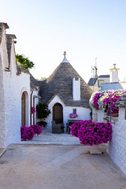 Alberobello, Puglia, İtalya. Trulli kentsel manzarası, bu bölgenin orijinal ve antik evleri