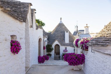 Alberobello, Puglia, İtalya. Trulli kentsel manzarası, bu bölgenin orijinal ve antik evleri