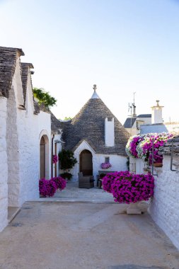 Alberobello, Puglia, İtalya. Trulli kentsel manzarası, bu bölgenin orijinal ve antik evleri
