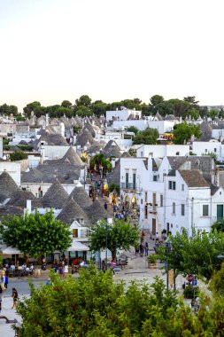 Alberobello, Puglia, İtalya. Trulli kentsel manzarası, bu bölgenin orijinal ve antik evleri