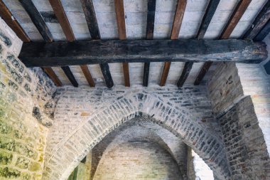Marche bölgesinde, Ancona ilindeki Serra San Quirico kasabasının manzarası.