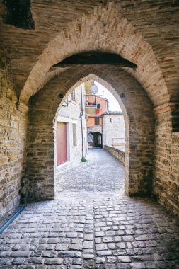 Marche bölgesinde, Ancona ilindeki Serra San Quirico kasabasının manzarası.
