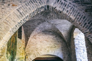 Marche bölgesinde, Ancona ilindeki Serra San Quirico kasabasının manzarası.