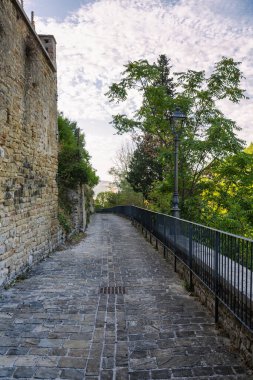 Marche bölgesinde, Ancona ilindeki Serra San Quirico kasabasının manzarası.