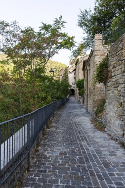 Marche bölgesinde, Ancona ilindeki Serra San Quirico kasabasının manzarası.