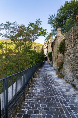 Marche bölgesinde, Ancona ilindeki Serra San Quirico kasabasının manzarası.