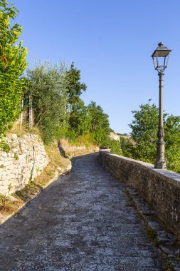 Marche bölgesinde, Ancona ilindeki Serra San Quirico kasabasının manzarası.