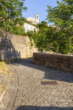 Marche bölgesinde, Ancona ilindeki Serra San Quirico kasabasının manzarası.