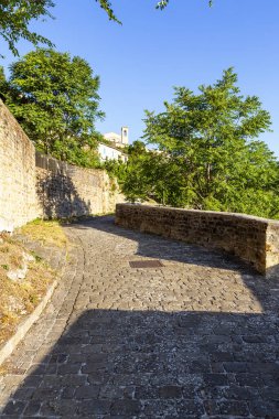 Marche bölgesinde, Ancona ilindeki Serra San Quirico kasabasının manzarası.