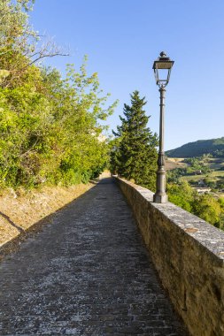 Marche bölgesinde, Ancona ilindeki Serra San Quirico kasabasının manzarası.