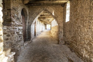 Marche bölgesinde, Ancona ilindeki Serra San Quirico kasabasının manzarası.