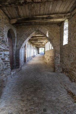 Marche bölgesinde, Ancona ilindeki Serra San Quirico kasabasının manzarası.