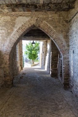 Marche bölgesinde, Ancona ilindeki Serra San Quirico kasabasının manzarası.
