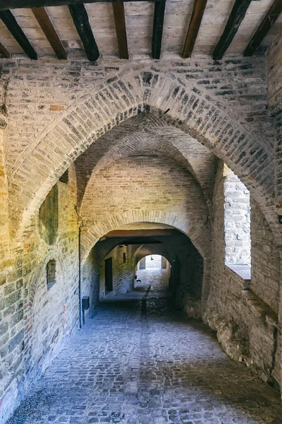 Marche bölgesinde, Ancona ilindeki Serra San Quirico kasabasının manzarası.