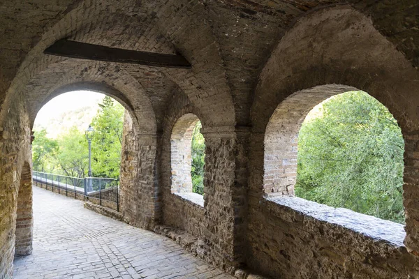 Marche bölgesinde, Ancona ilindeki Serra San Quirico kasabasının manzarası.