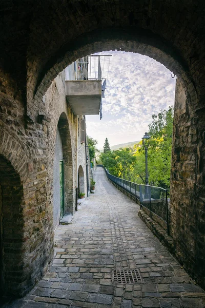 Marche bölgesinde, Ancona ilindeki Serra San Quirico kasabasının manzarası.