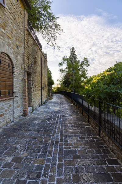 Marche bölgesinde, Ancona ilindeki Serra San Quirico kasabasının manzarası.