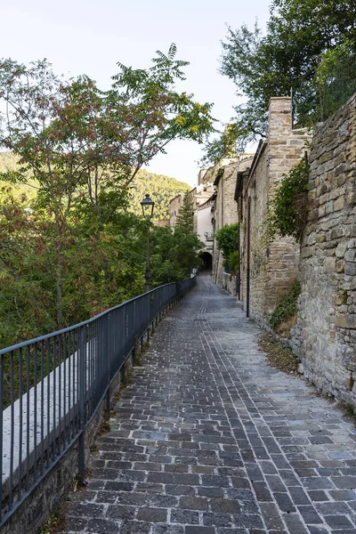Marche bölgesinde, Ancona ilindeki Serra San Quirico kasabasının manzarası.